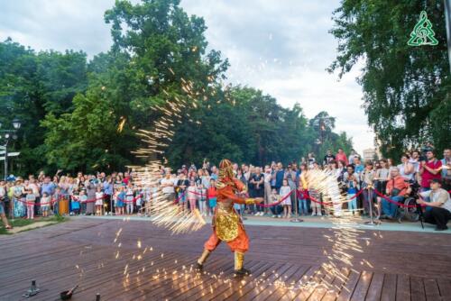 Огненное шоу в парке культуры и отдыха «Ивановские пруды» в честь празднования Дня Молодежи
