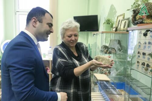 Директор МАУК Парки Красногорска Эмиль Оганесович посетил школьный музей космонавтики в МБОУ СОШ №18