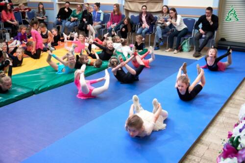экзамен по акробатике младшей группы цирковой студии сестёр Фоминых