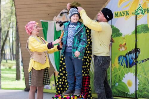 Весенне-летний сезон в Детском городке «Сказочный» открыли весёлым интерактивным спектаклем про Буратино