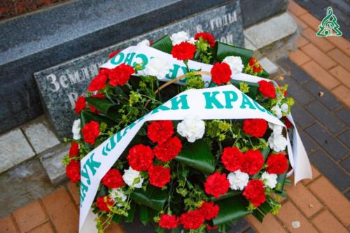 Возложение цветов к мемориалу павшим односельчанам