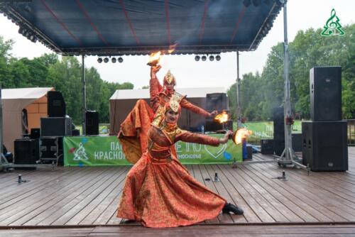 Огненное шоу в парке культуры и отдыха «Ивановские пруды» в честь празднования Дня Молодежи