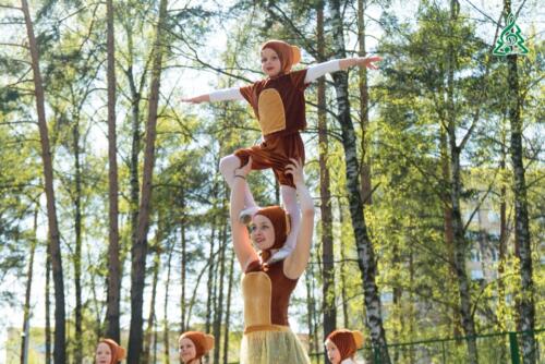 Цирковая студия сестёр Фоминых представила яркую праздничную программу на открытии весенне-летнего сезона в ЭкоПарке «Губайловский»